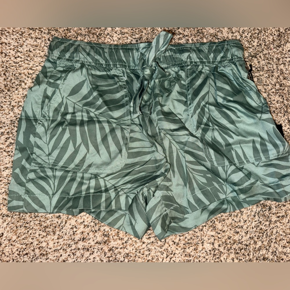 Green Leaf Print Women's Shorts